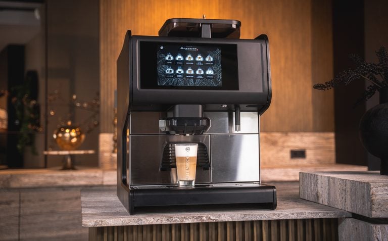 De zelfreinigende koffiemachine met verse melk